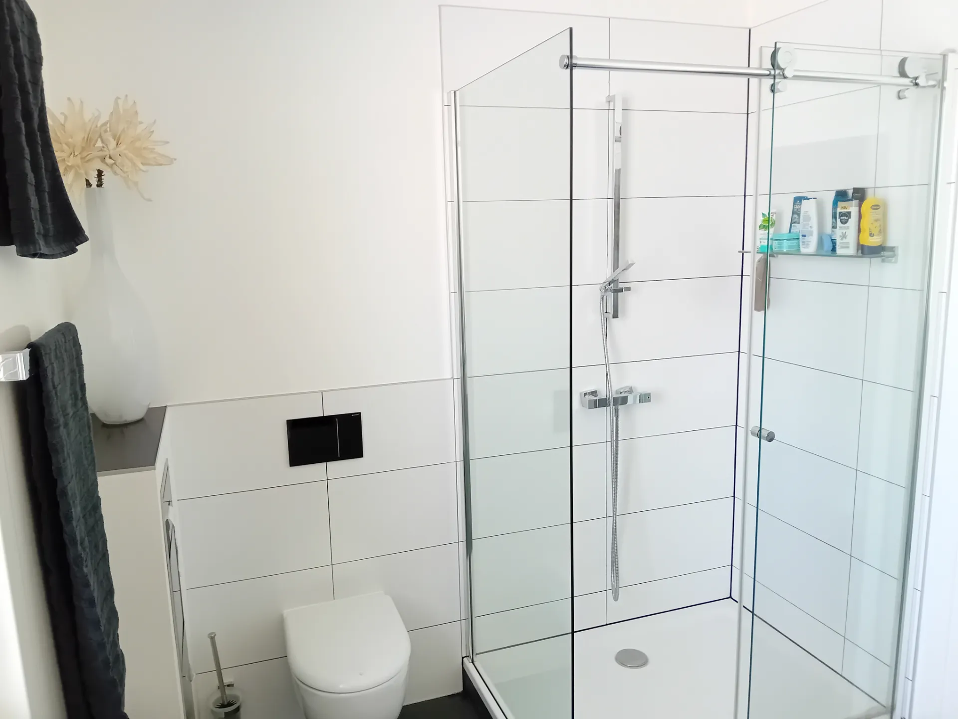 Schwarze Ablagefläche passend zur schwarzen Toilettenarmatur