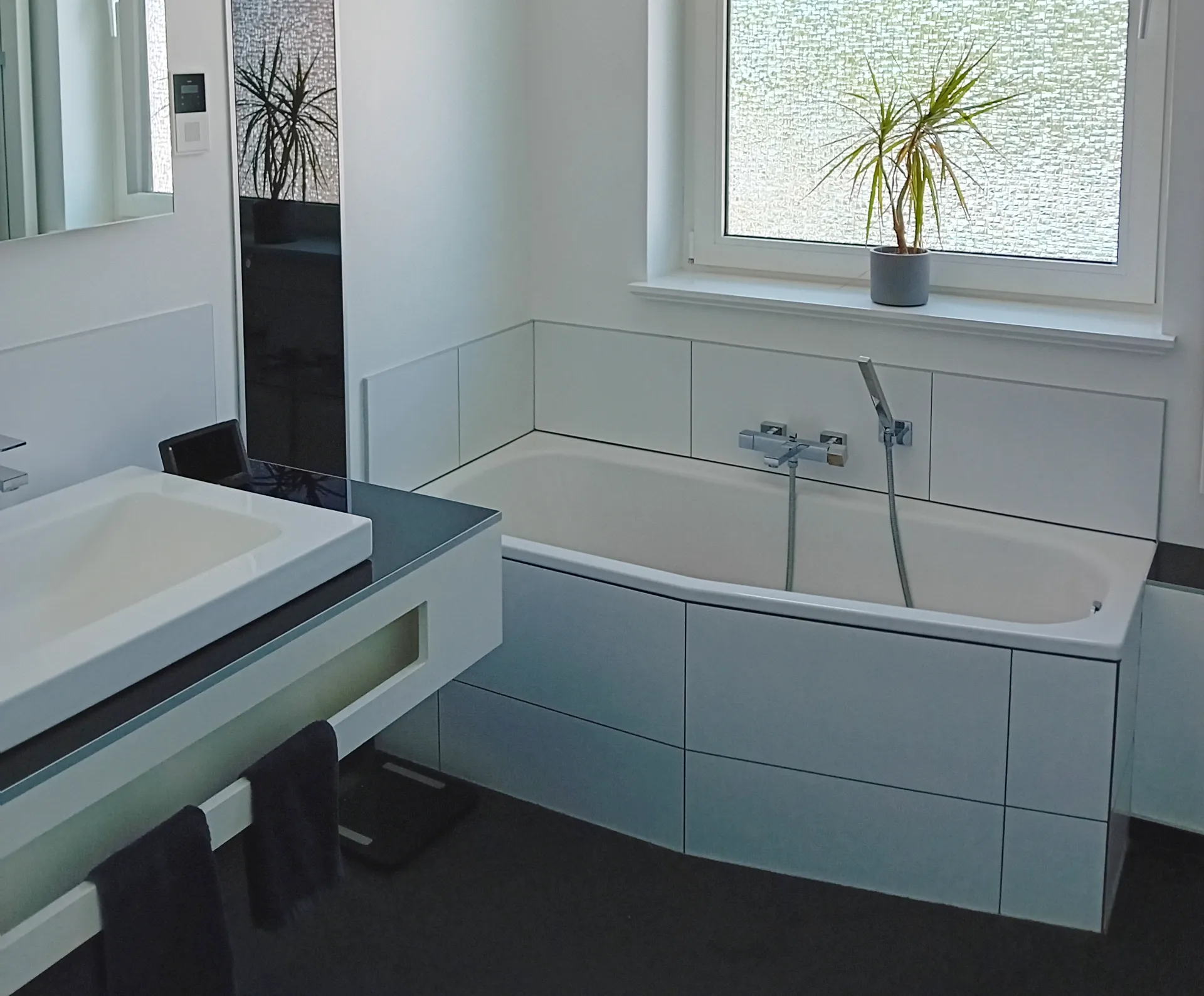 Waschtisch-Optik passend zu schwarz lackierten Einbauschränken