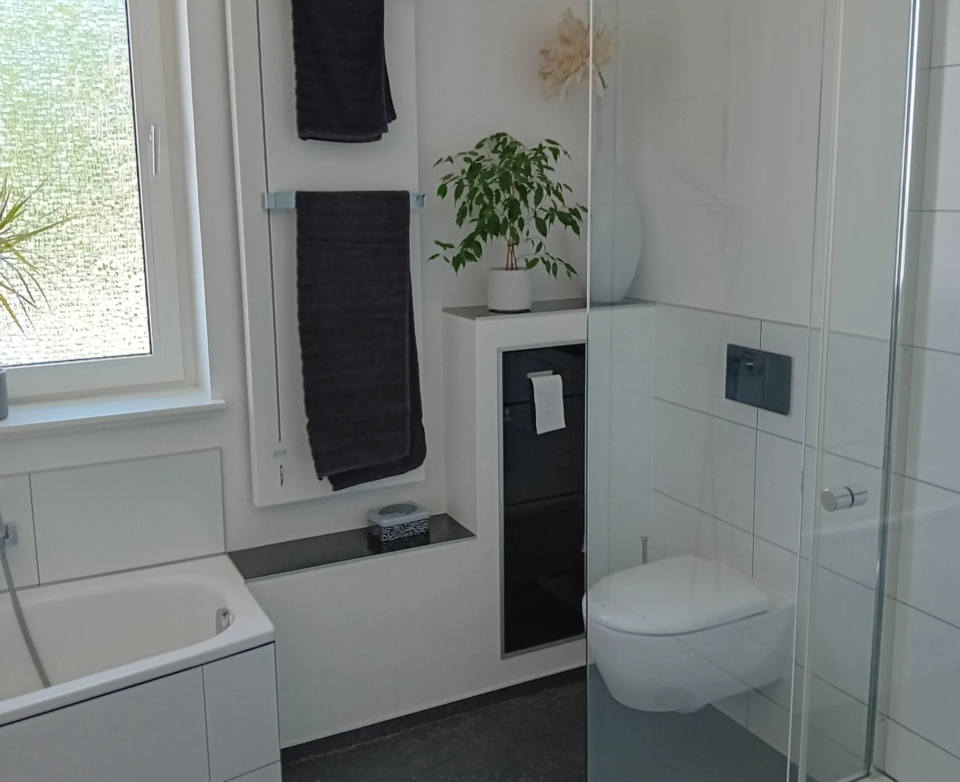 Hochwertiges Bad in schwarz-weißer Optik