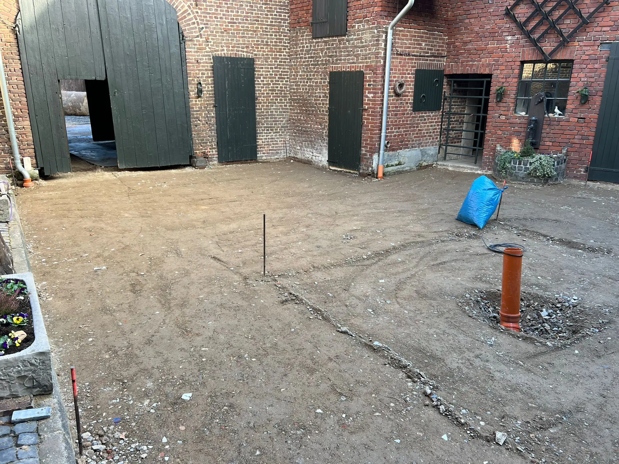 Recycling Material im Innenhof eingebracht