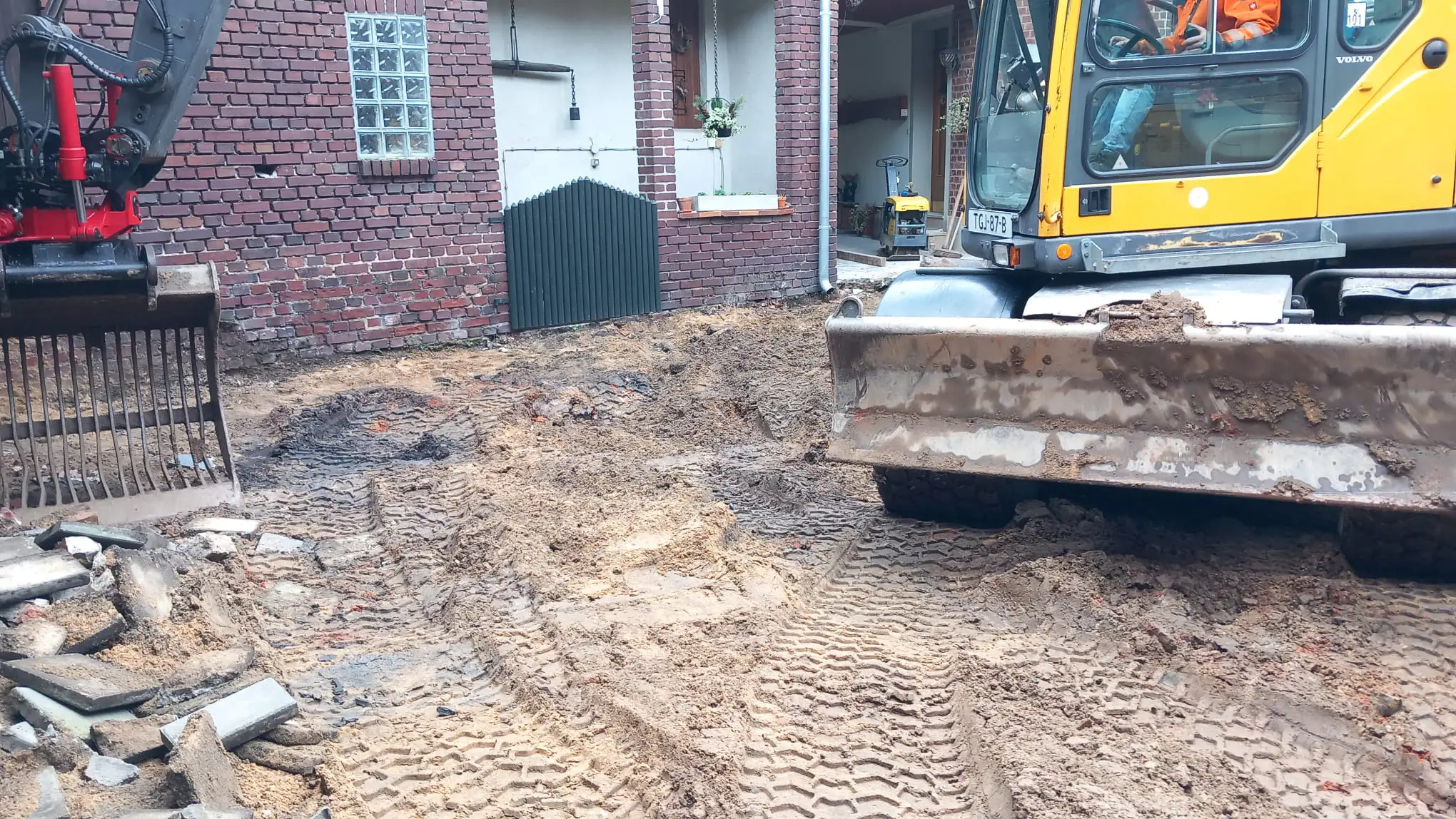 Bagger entfernt das alte Pflaster 