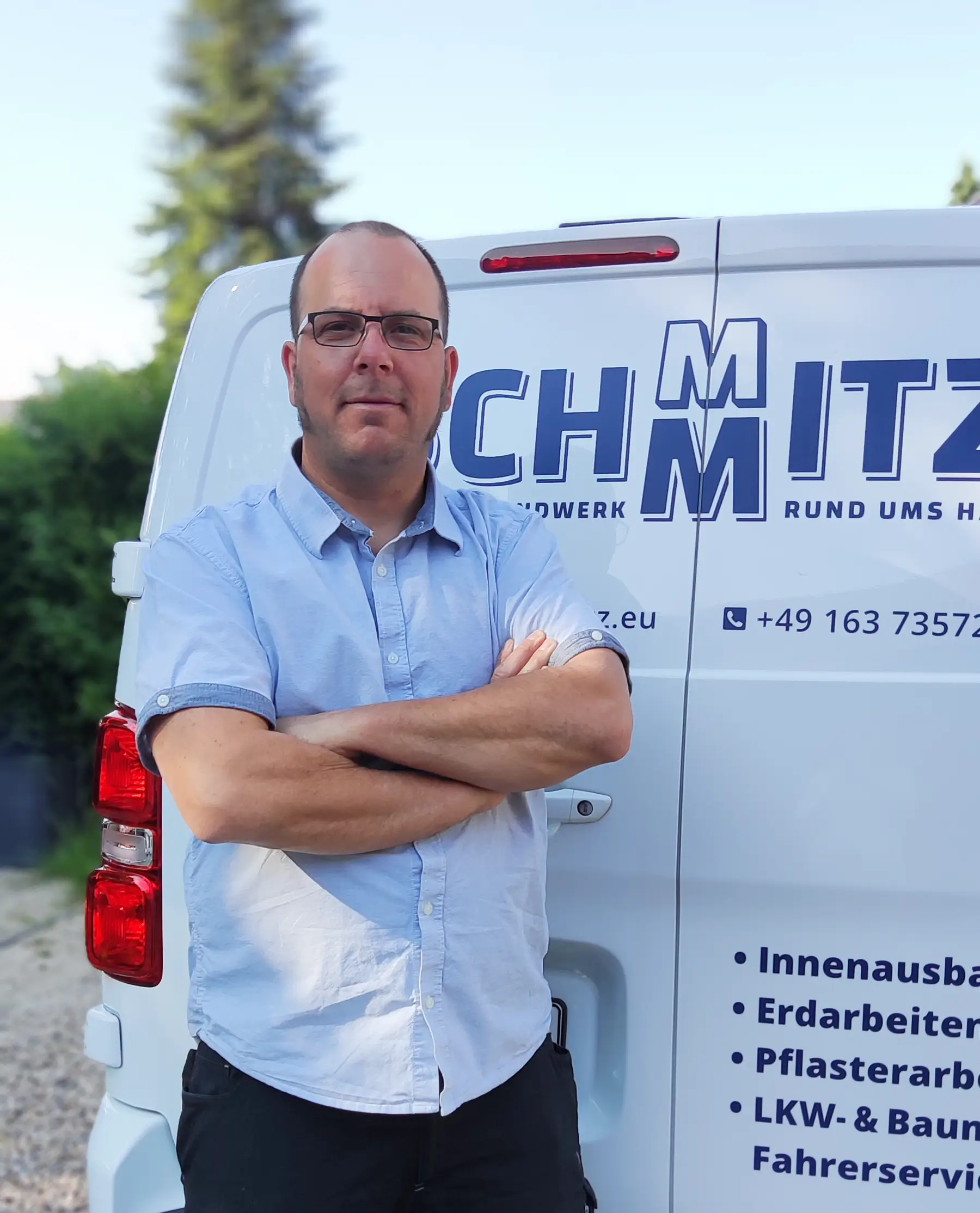 Portrait von Markus Schmitz vor seinem Firmenauto