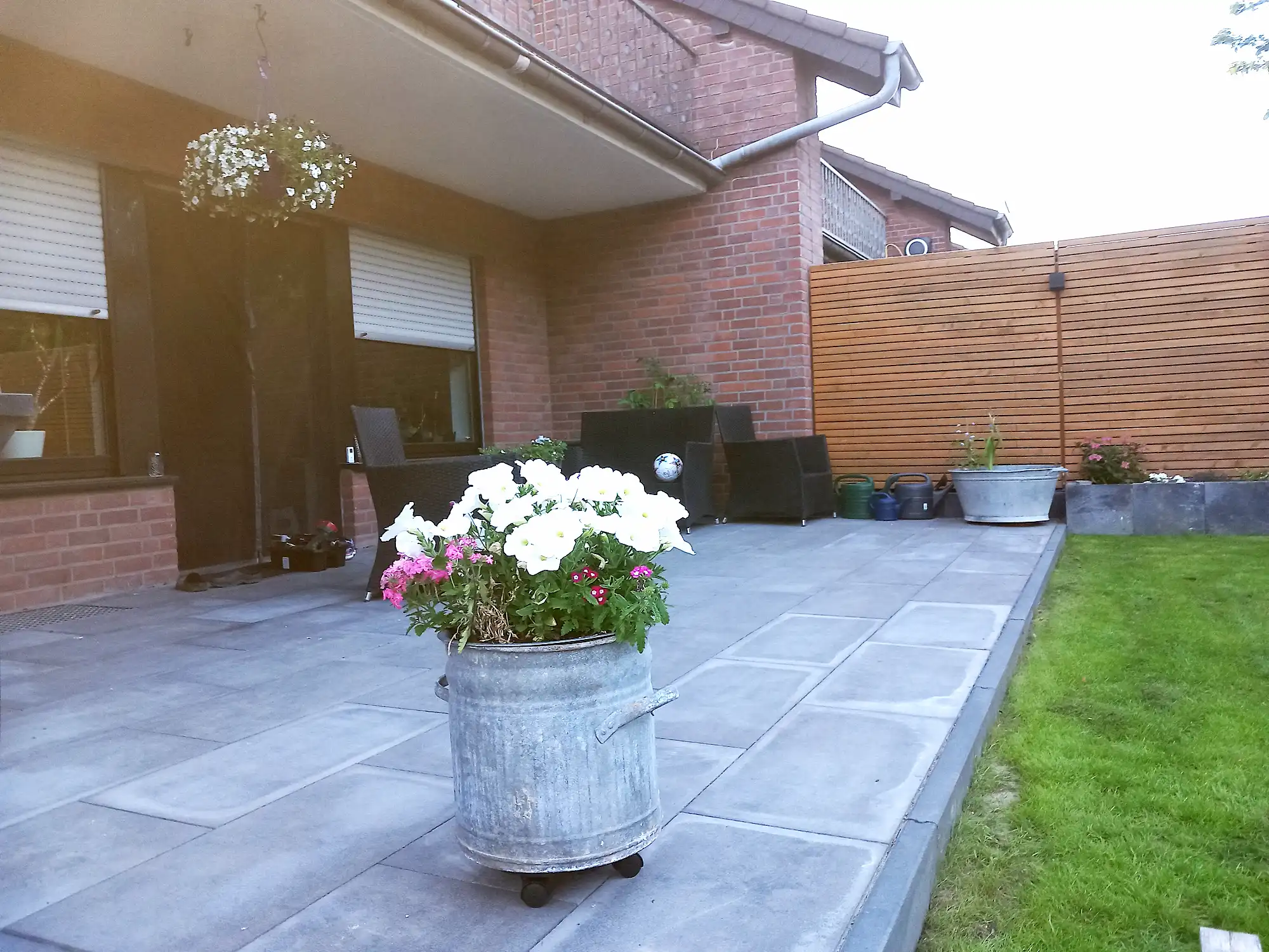 Die fertige Terrasse mit Blumenkübeln