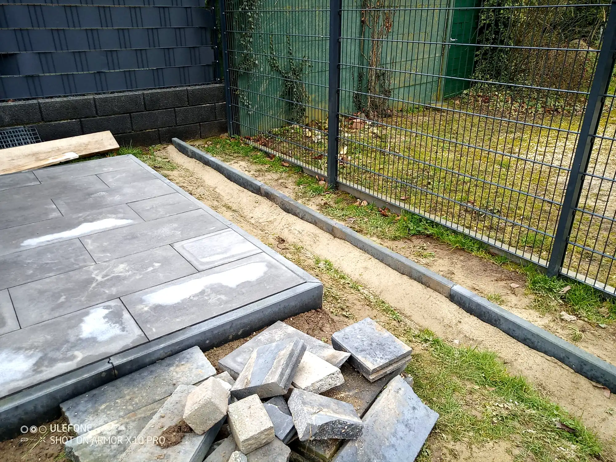 Gepflasterte Sitzecke mit auf Gehrung geschnittenen Randsteinen